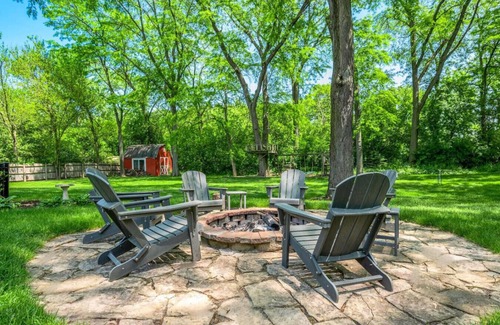 Fox Valley Apartment | Luxury Home w/4Kings, Firepit