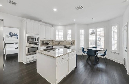 Flower Mound House | Luxury Home w Hot Tub near DFW Airport