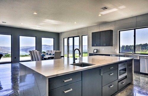 Underwood House | Luxury Home w/Views - 5 Min to Columbia River