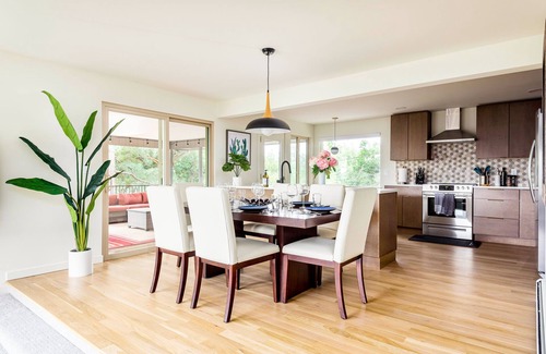 Scenic Heights House | Luxury Home with 8 beds Hot Tub and an Awesome Deck!