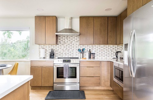 Scenic Heights House | Luxury Home with 8 beds Hot Tub and an Awesome Deck!