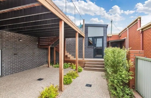 Portarlington House | Luxury Home With Views -portarlington Town Centre