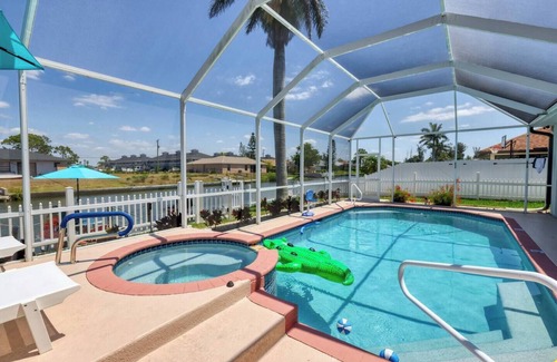 Fort Myers House | Luxury home with Dock|heated pool| kayak|Jacuzzi