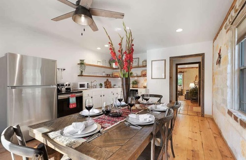 Fredericksburg House | Luxury Home With Fire Pit & Hill Country Views