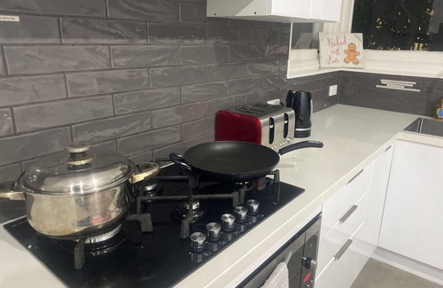 Portland House | LUXURY HOME WITH KING BED, HOT TUB, WiFi, AC , Arcade games Netflix sleeps 9
