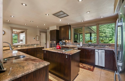 Purgatory House | Luxury Home with Stunning Views, Hot Tub, 5 Min. to Ski, Elevator, Dog Friendly