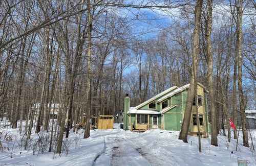 Locust Lake Village Ski Chalet | Luxury Hot Tub, Golf Cart & Fire Pit for Family Memories! Hiking, Skiing & Golf