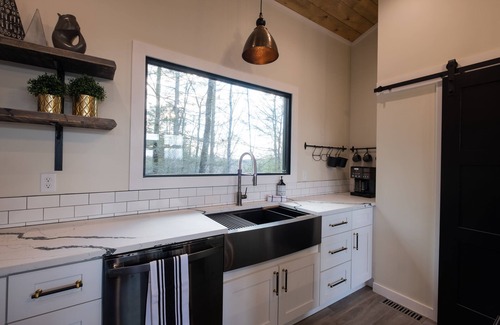 Campton Apartment | Luxury/Hot-Tub/WiFi - A Red River Barnhouse