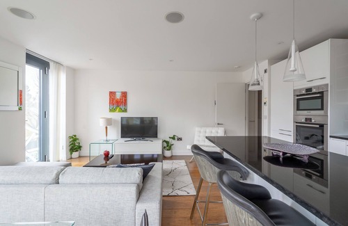 Westbourne Apartment | Luxury Hotel-Style 2-Bedroom/2 Bathroom apartment in Notting Hill with Balcony