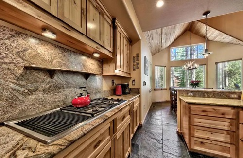 Tahoe Paradise House | Luxury House, Hot Tub, Pet Friendly, Pool Table, EV Chargern