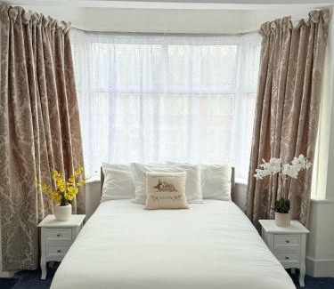 Valentines Apartment | Luxury House in Ilford 21 minute Train journey from Central London