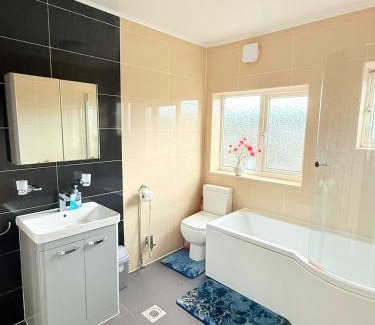 Valentines Apartment | Luxury House in Ilford 21 minute Train journey from Central London