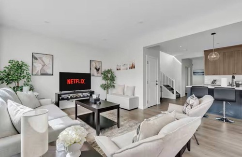 Southeast Calgary House | Luxury House in SE Calgary (AC/Garage/BBQ)