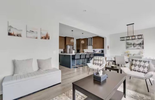 Southeast Calgary House | Luxury House in SE Calgary (AC/Garage/BBQ)