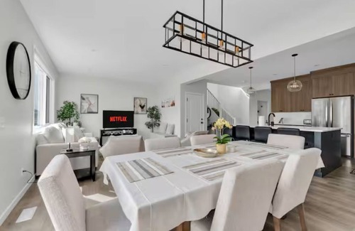 Southeast Calgary House | Luxury House in SE Calgary (AC/Garage/BBQ)