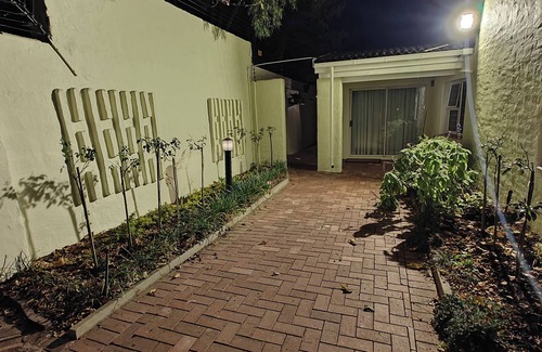Greater Johannesburg Metropolitan Area House | Luxury House into Nature in Sandton, peaceful place with full of greens