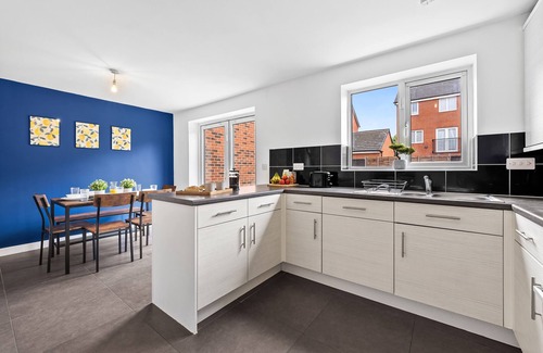 Birmingham House | Luxury House Sleeps 8, Bullring/City Centre, Free Parking, WiFi, King Size Beds