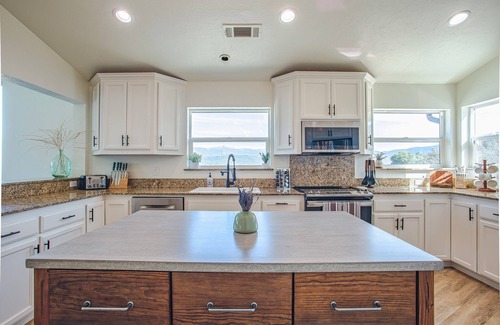 Oakhurst House | Luxury House With Amazing Yosemite Views + Hot Tub
