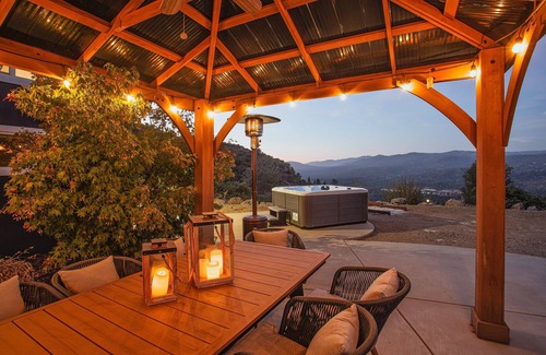 Oakhurst House | Luxury House With Amazing Yosemite Views + Hot Tub