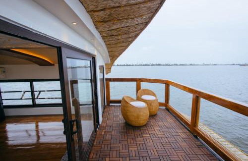 Alappuzha Boat Rental | Luxury Houseboat