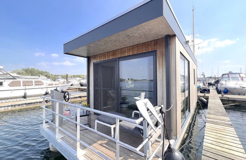 Maasbommel Boat Rental | Luxury houseboat in beautiful Maasbommel