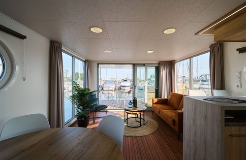 Dinteloord Boat Rental | Luxury Houseboat