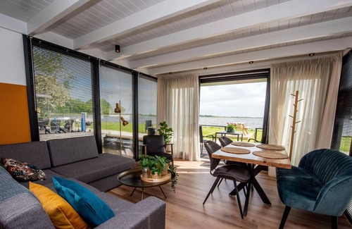 Offingawier Boat Rental | Luxury houseboat with stunning views