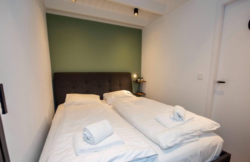 Offingawier Boat Rental | Luxury houseboat with stunning views