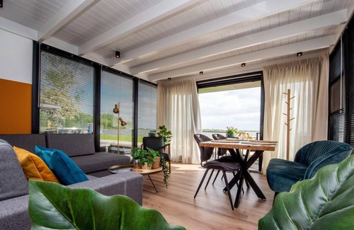 Offingawier Boat Rental | Luxury houseboat with stunning views