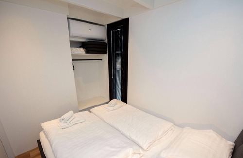 Offingawier Boat Rental | Luxury houseboat with stunning views