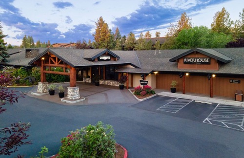 Boyd Acres Apartment | Luxury in Bend, OR | Guestroom + Nature Experience