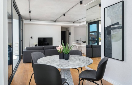Cape Town City Centre Apartment | Luxury in De Waterkant: Panoramic Mountain Views
