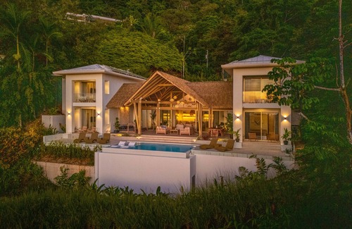 Uvita Villa | Luxury Jungle Haven ~ Ocean View ~ Infinity Pool!