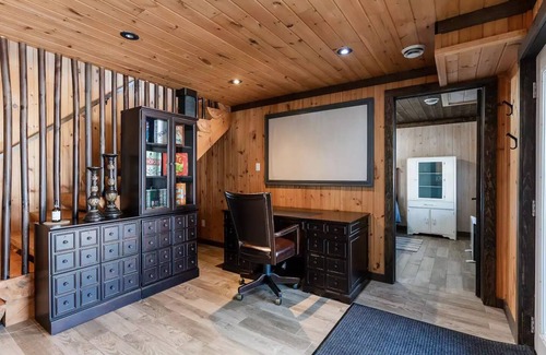 Faraday Cottage | Luxury Kawartha/Haliburton Cottage - 5 bdrms hot tub right on the lake sleeps 12