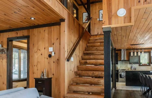 Faraday Cottage | Luxury Kawartha/Haliburton Cottage - 5 bdrms hot tub right on the lake sleeps 12