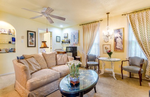 Carter Riverside House | Luxury KING bed & WHIRLPOOL FOR TWO.2nd room with queen bed