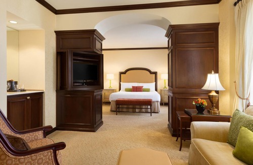 Downtown Wilmington Hotel | Luxury King Room -Landmark Hotel-Full Size Sofa-Desk-Spacious Bathroom-Free Wifi