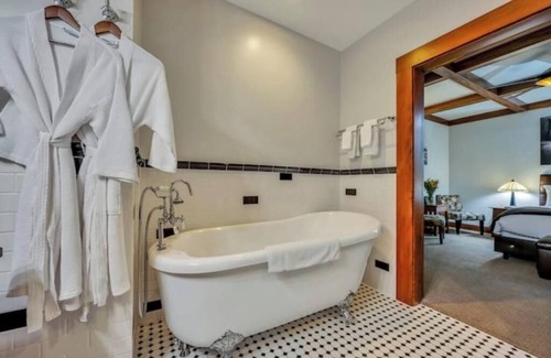 Calistoga Hotel | Luxury King Room Minutes from Downtown Calistoga. Fireplace and Spa Bathroom!