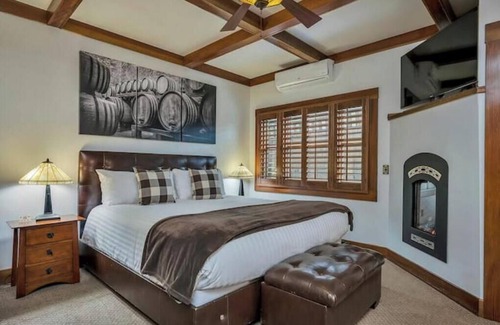 Calistoga Hotel | Luxury King Room Minutes from Downtown Calistoga. Fireplace and Spa Bathroom!