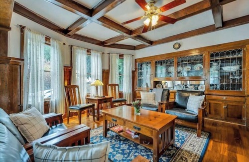 Calistoga Hotel | Luxury King Room. Steps to Napa Valley Wineries, Spas & Fine Dining!