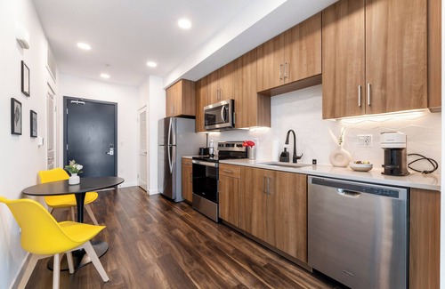 Los Angeles Apartment | Luxury King Studio Hollywood I Gym, Parking, Pool, Rooftop I 10min to Universal