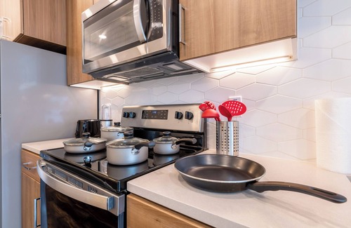 Los Angeles Apartment | Luxury King Studio Hollywood I Gym, Parking, Pool, Rooftop I 10min to Universal