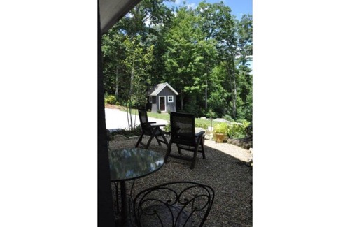 Highlands Cottage | Luxury King Studio · In-Town Highlands · Mountain View · Fireplace · Fiber WiFi