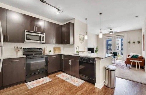 Hyde Park Apartment | Luxury King suite - Pool views/Gym/Free Parking!