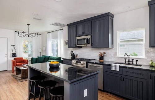 Holly House | Luxury Kitchen, 3br Bungalow | Eastsider - Portoro
