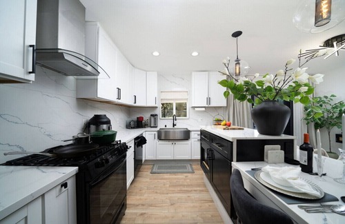 Anaheim Colony Historic District House | Luxury Kitchen & Private Courtyard: Top Features
