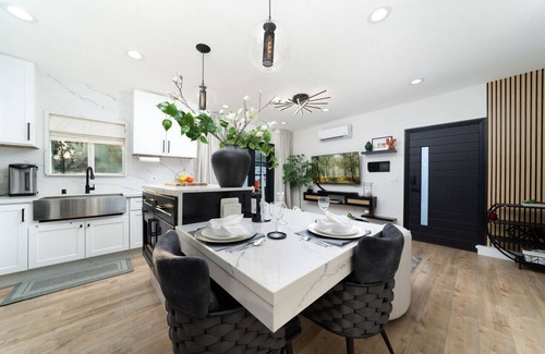 Anaheim Colony Historic District House | Luxury Kitchen & Private Courtyard: Top Features