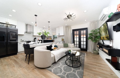 Anaheim Colony Historic District House | Luxury Kitchen & Private Courtyard: Top Features