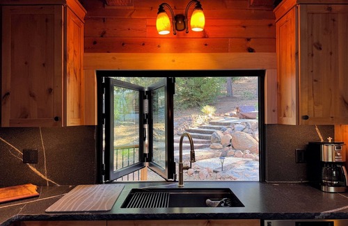Lake Almanor Country Club Apartment | Luxury Lake Almanor Cabin Covered Deck & Views