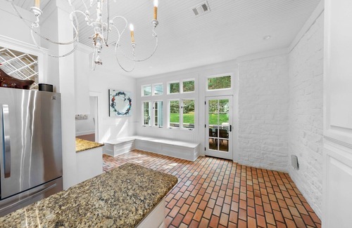 Rivercrest House | ⭐️Luxury Lake Austin-French Farmhouse: Pool, Hot Tub, Pizza OvenWaterfront Dock⭐️